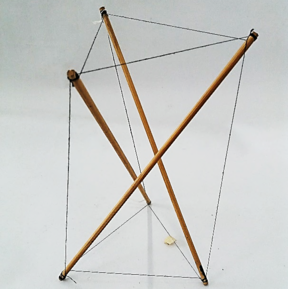 Modelo de construcción por tensegridad, formada por tres barras y 9 tensores.